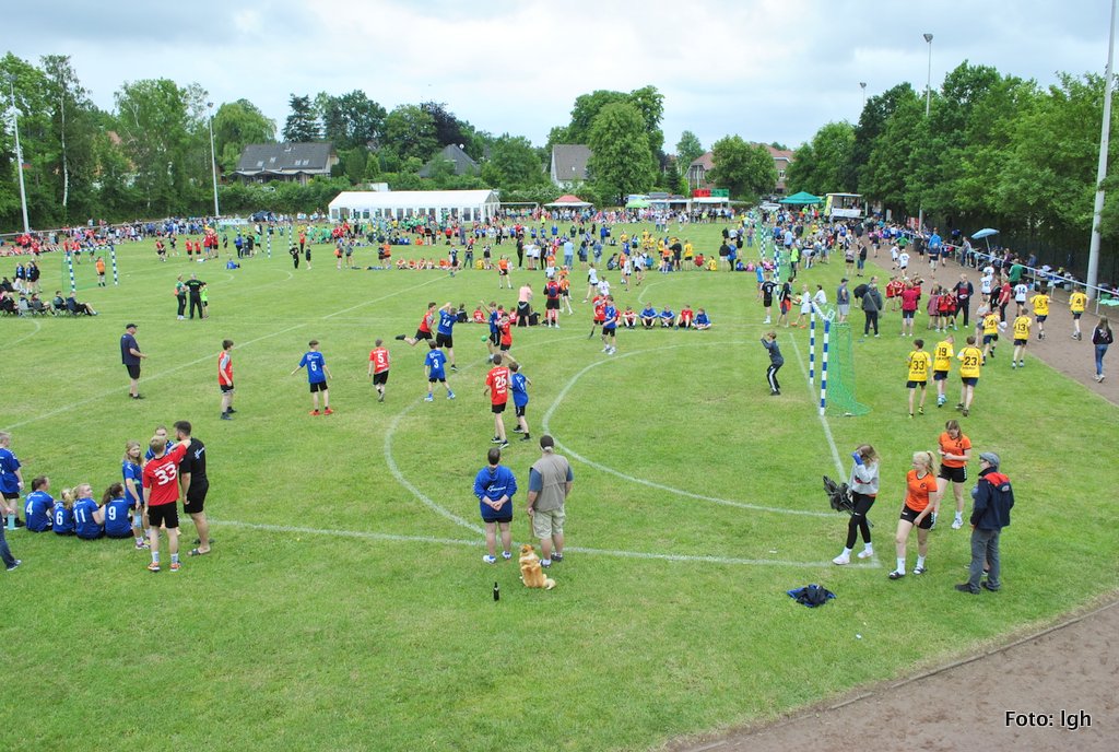 Handballturnier auf dem Sportplatz